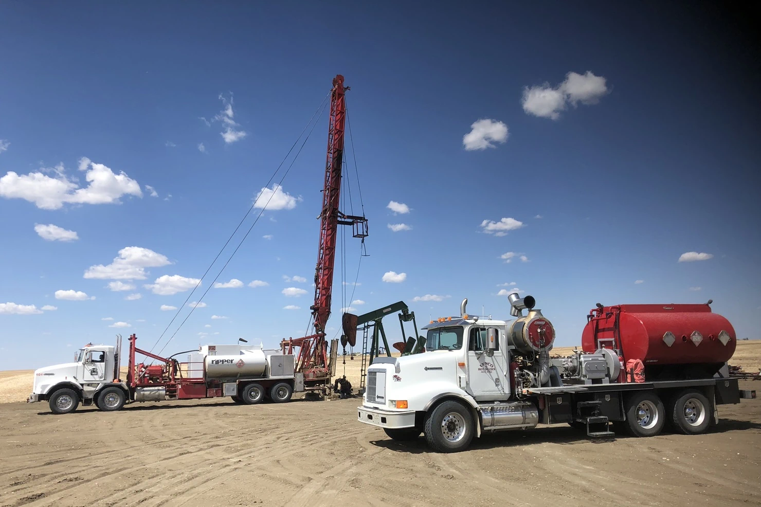 Lynco Hot Oilers trucks at rig site
